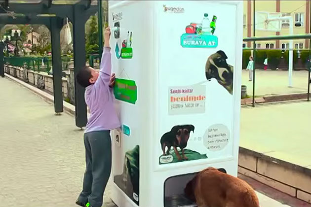 Automaten alle husløse dyr elsker. Se hva som skjer når gutten putter på en tom brusflaske!