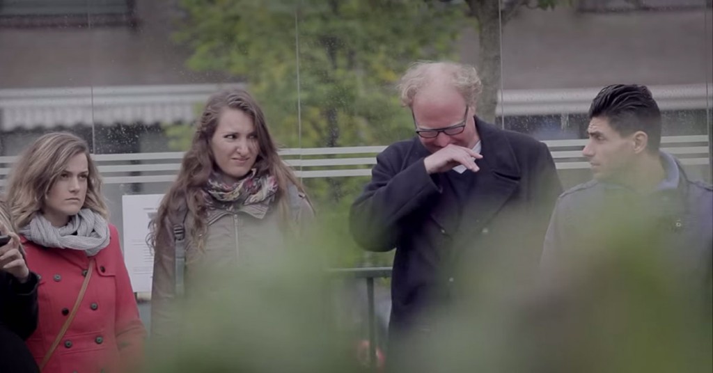 Det hele startet da mannen fikk latterkrampe midt på trikkestoppet. Da brøt galskapen ut