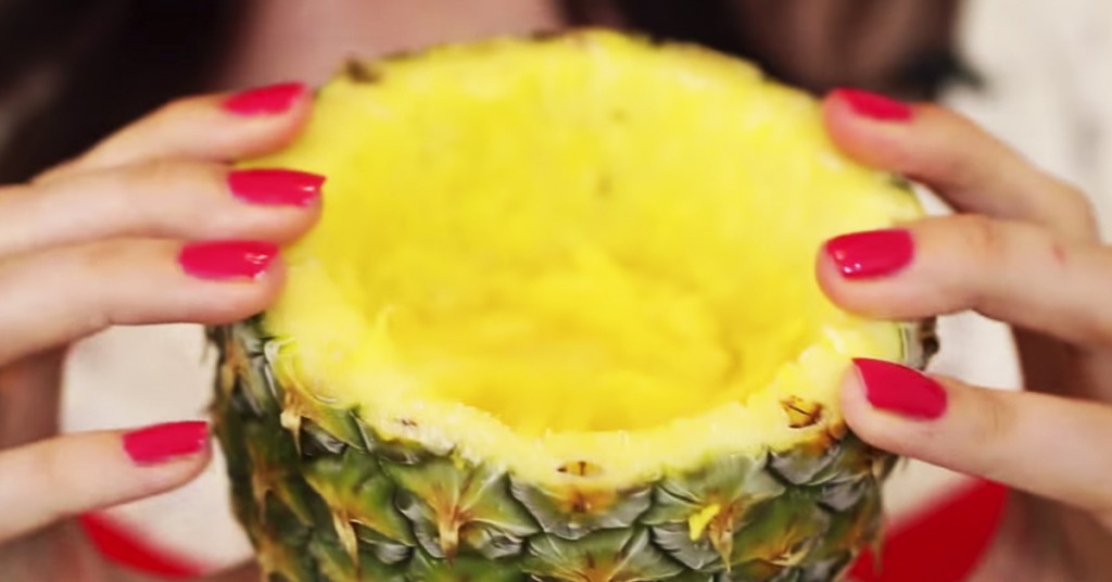 Hun huler ut en ananas for å fylle den med HVA? NAM, NAM, NAM!