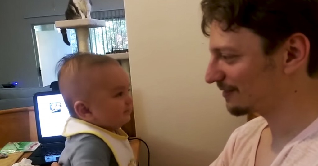 Pappaen sier «Jeg elsker deg» til babyen. Sett reaksjonen? Jeg er SÅ rørt.