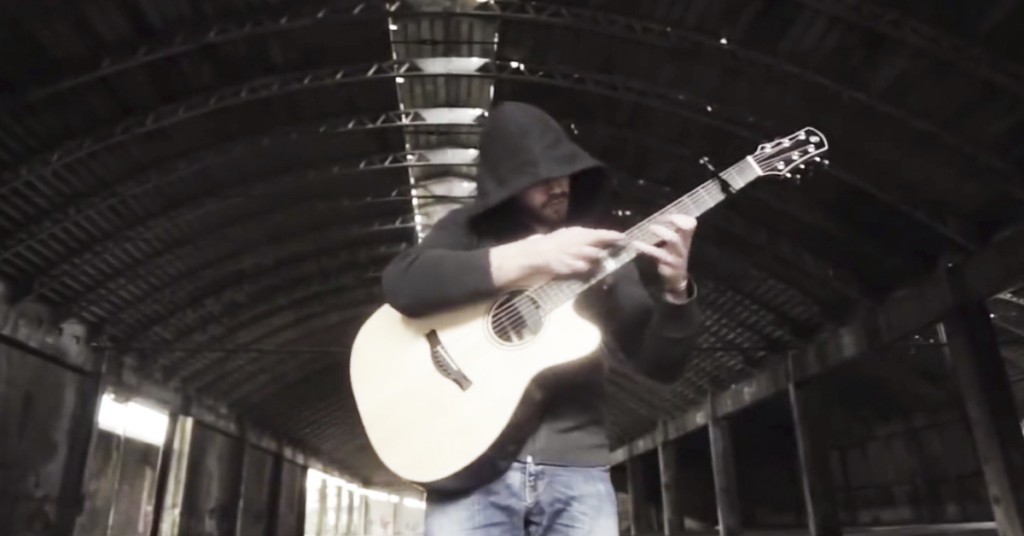 Sett denne mannen spille en kjent AC/DC sang på gitar? Jeg er utrolig imponert!