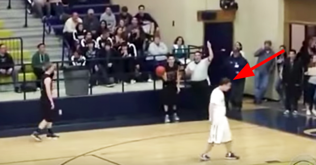 Følg med på basketballspilleren i hvitt. Det som skjer er virkelig UNIKT.