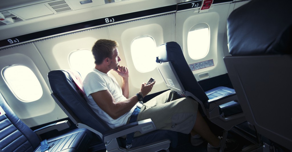 Tre soldater sitter på flyet sammen, så skjer det noe som utløser en stor intrige.