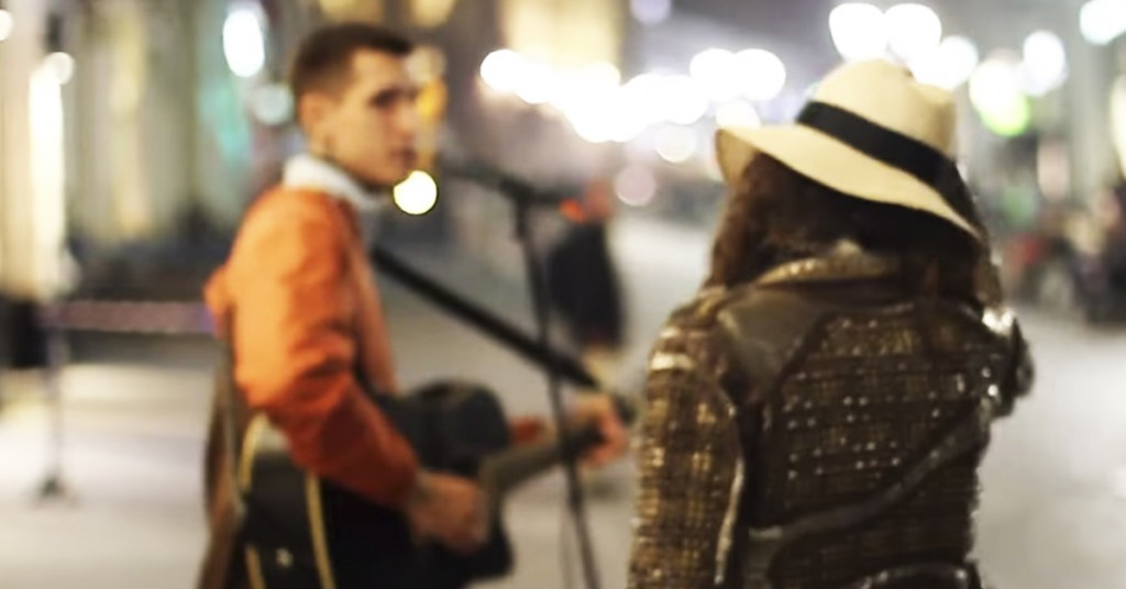 Gatemusikanten synger en kjent Aerosmith-sang. Følg med på hva mannen med hatt gjør!