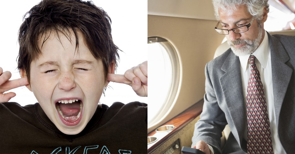 En liten gutt får raserianfall på flyet. En eldre mann gjør noe flott med saken.