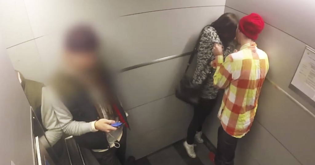 Her tester de ut hvordan ukjente reagerer på blind vold i heisen