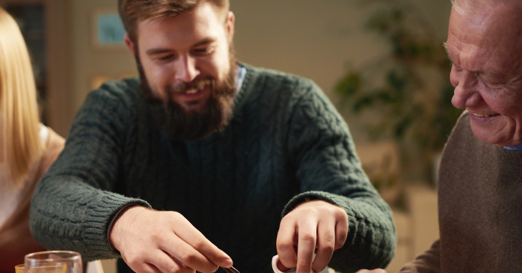 Ingen vil ta oppvasken. Så bestemmer mannen seg for å gjøre dette!
