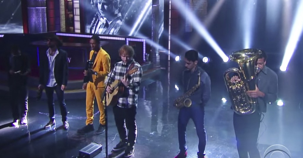 Når Ed Sheeran står på scenen med denne gjengen blåser han liv i en gammel klassiker