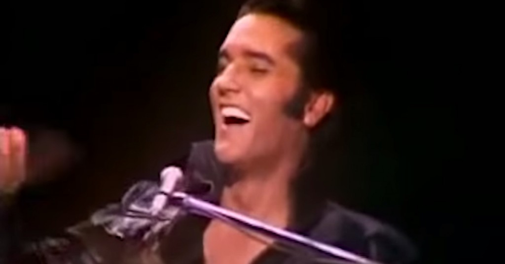 Hør Elvis Presley le så han griner under liveshow i Las Vegas i 1969 Elvis ler så han ikke kan fullføre show - Smud.no