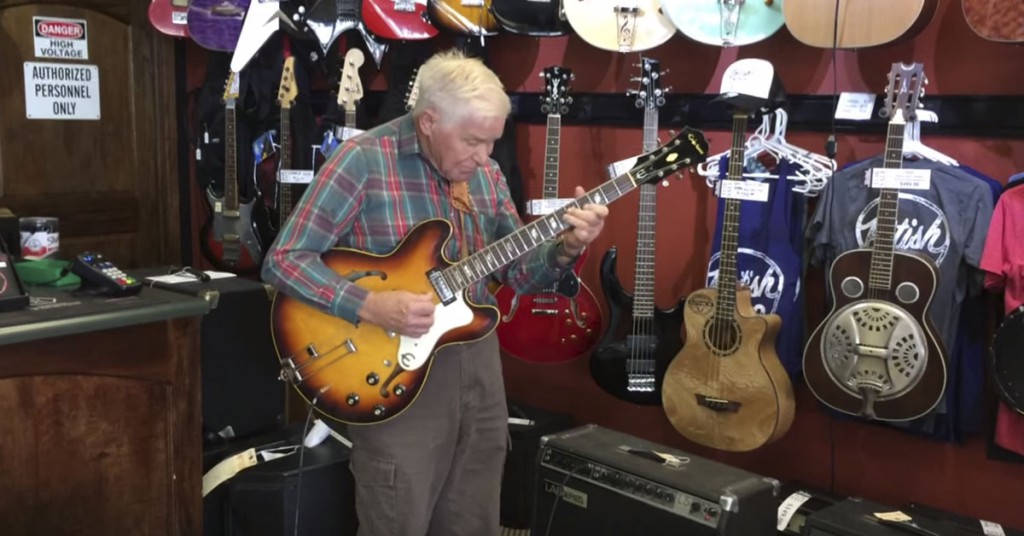 80-åringen imponerer stort når han begynner å spille gitar