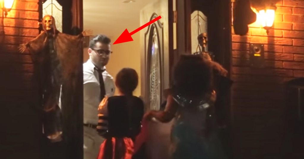 Disse jentene spør om godteri på Halloween, det mannen gjør er skremmende.