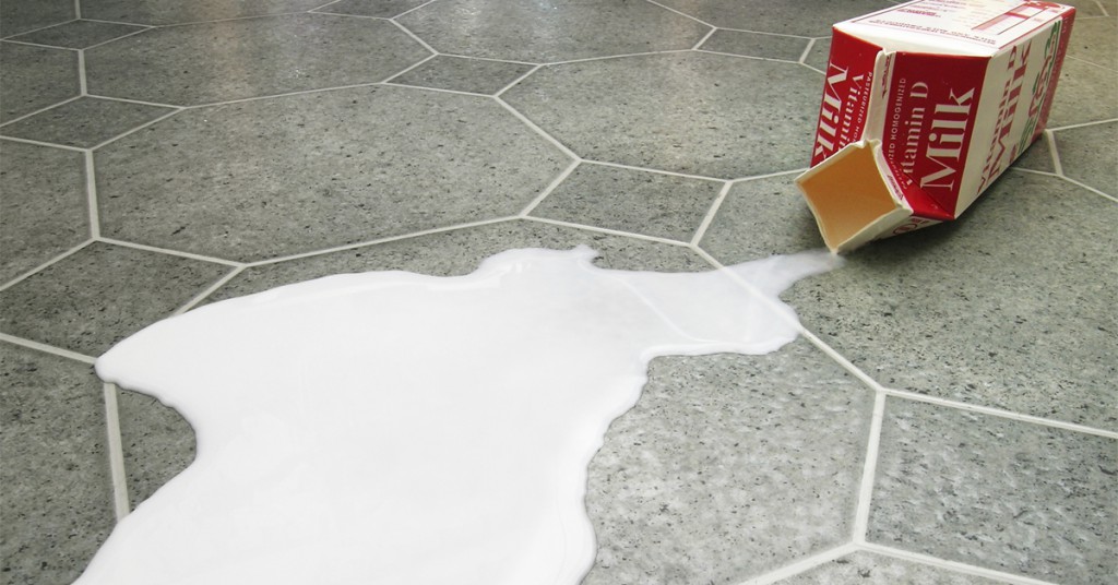 Den lille gutten søler melk utover hele kjøkkengulvet, da får han seg en lærepenge