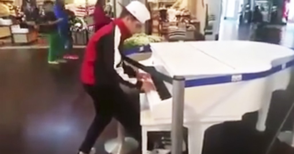 Gutten går bort til pianoet på kjøpesenteret, så viser han frem talentet sitt.