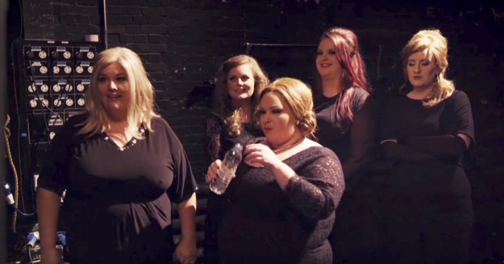 Jentene har kledd seg ut som Adele og skal synge. Så kommer overraskelsen