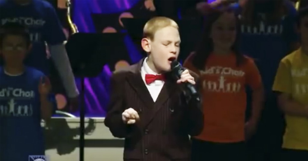 Gutten er autist og blind. Når han synger «Lean On Me», rører han oss!