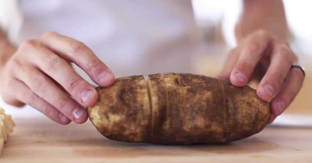 Slik lager du hasselbackpoteter med bacon og ost