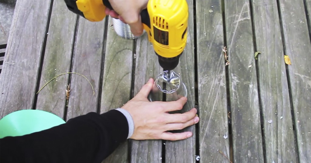 Han borrer et hull i plastglasset. Det han lager er perfekt som julepynt!