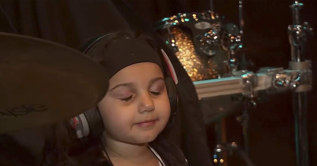 Hun fikk høre at jenter ikke kan spille trommer. Nå motbeviser 5-åringen påstanden!