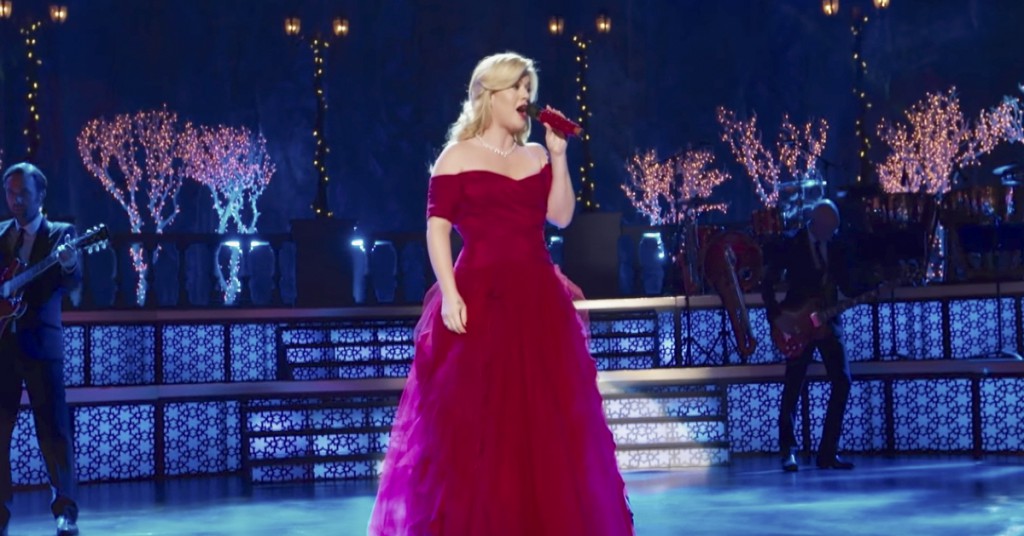 Kelly Clarkson synger «Silent Night» sammen med Trisha Yearwood og Reba McEntire