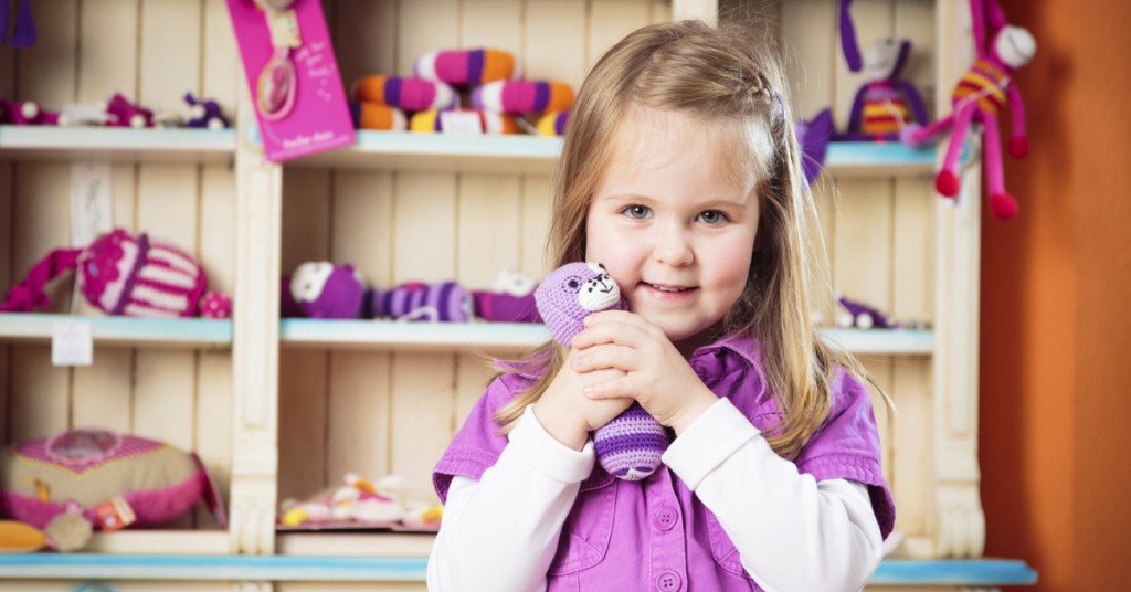 En liten jente skal kjøpe seg barbie. Når hun oppdager en trist gutt gjør hun noe utrolig!