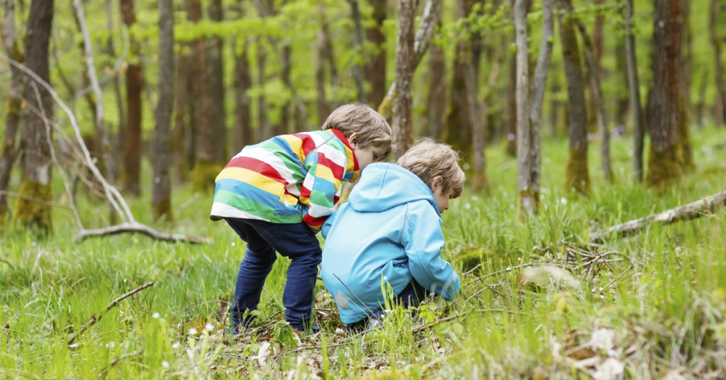 To gutter går gjennom en skog. Det neste som skjer ga meg fullstendig latterkrampe!