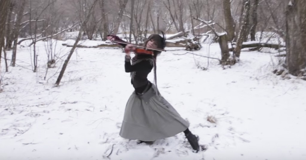 Lindsey Stirling spiller «What Child is This» i skogen, mens det snør.