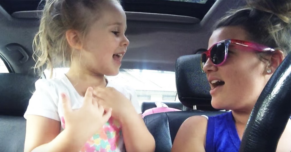 Se mor og datter synge til «Frozen» i bilen