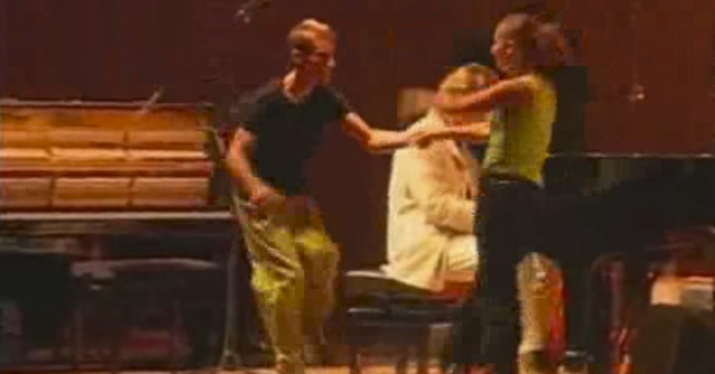 Han inntar scenen i en gul bukse. Følg med på beina når han danser