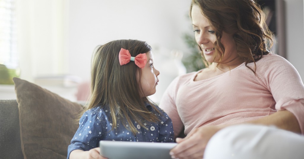 Moren forklarer noe viktig for 4-åringen. Datterens respons er fantastisk