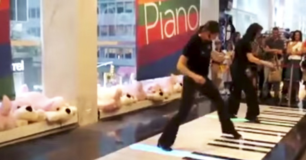 Når de to damene begynner å spille piano, stopper alle i butikken opp for å se!