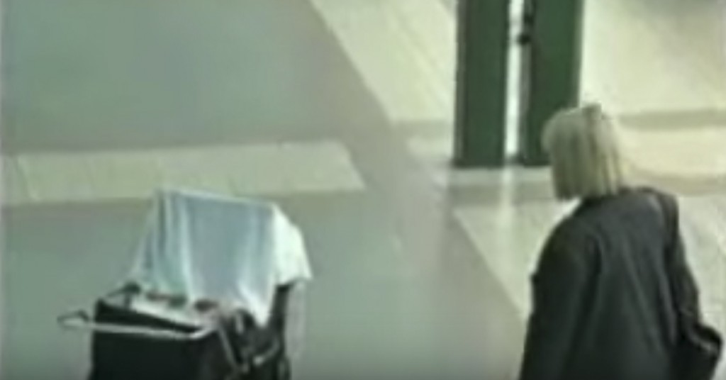 Hun hører skriking fra den forlatte barnevognen. Følg godt med på hva som skjer.