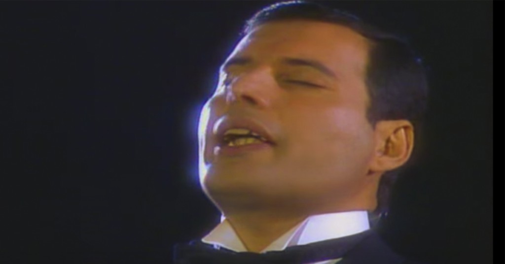 Freddie Mercury gjorde låta kjent i 1988, men følg med når han får besøk på scenen