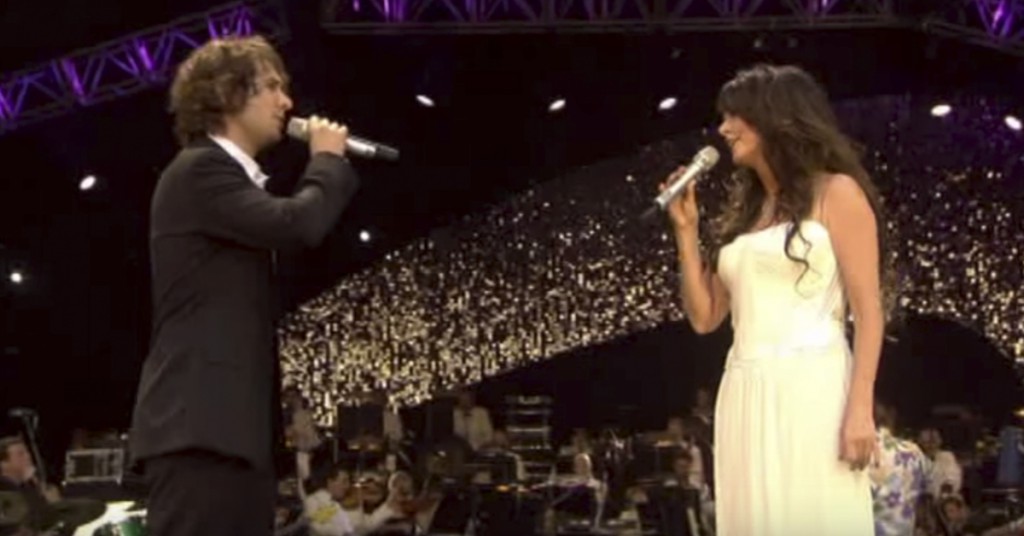 Når hun begynner å synge sammen med Josh Groban sitter tårene løst hos publikum