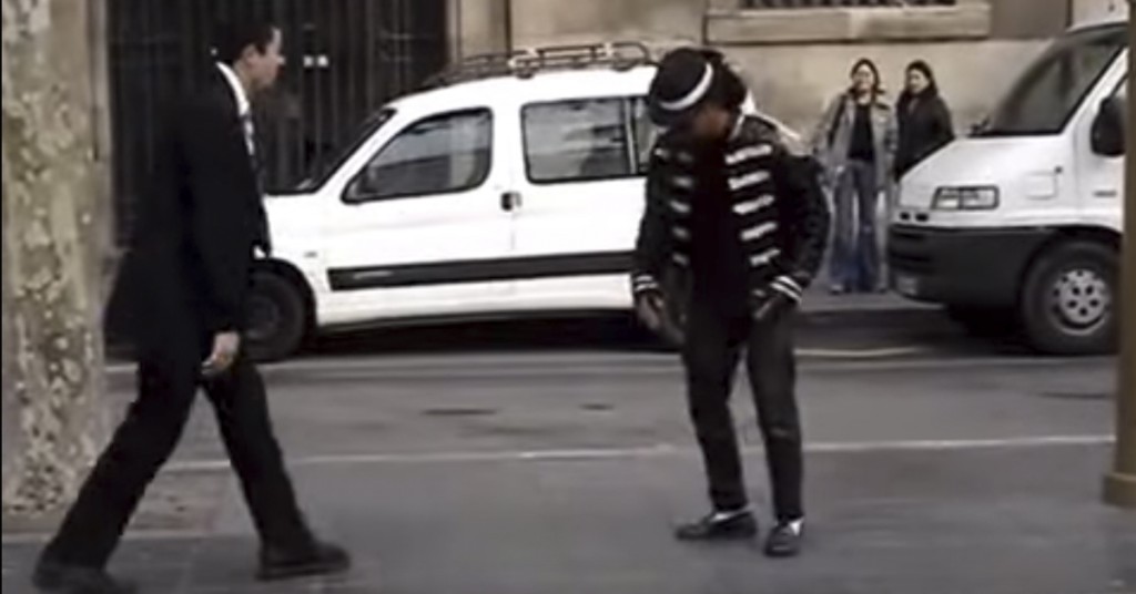 Han går bort til mannen som etterligner Michael Jackson. Gjør deg klar for show.