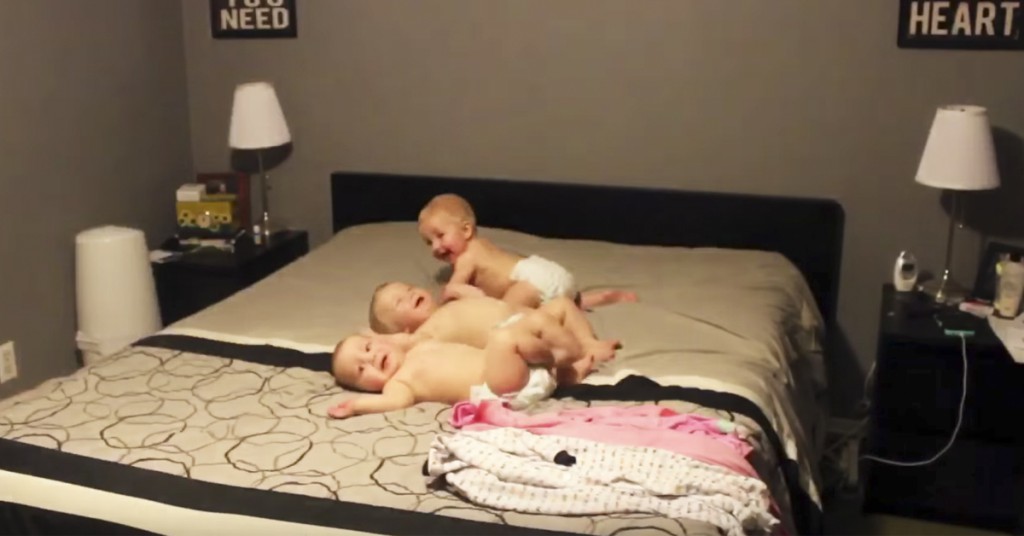 Moren legger fra seg de tre babyene og går ut av rommet. Følg godt med nå.
