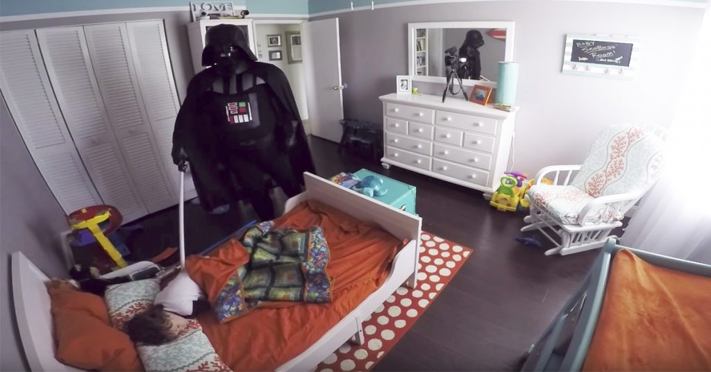 Faren vekker 2-åringen utkledd som Darth Vader