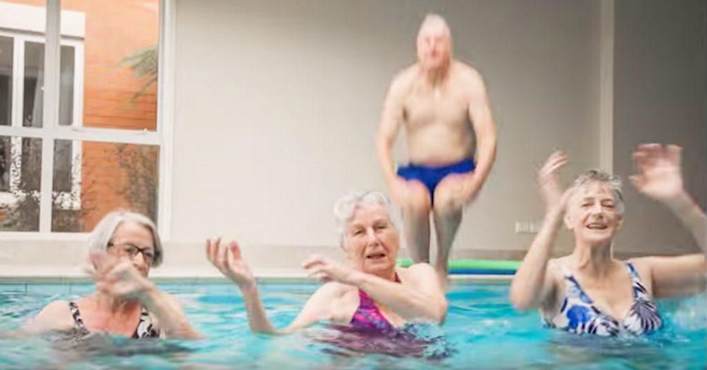 Det var en helt vanlig dag på gamlehjemmet før mannen i bakgrunnen gjør dette