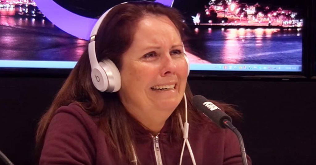 Den fattige moren sliter med å velge mellom å ta i mot pengene eller gi dem bort