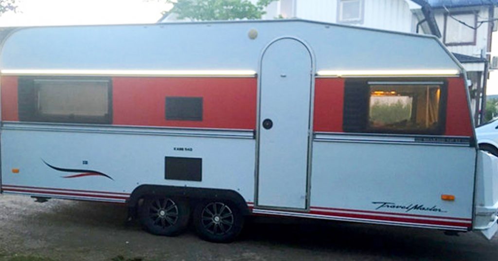Han bestemte seg for å pusse opp den gamle campingvognen. Innsiden er nå fantastisk