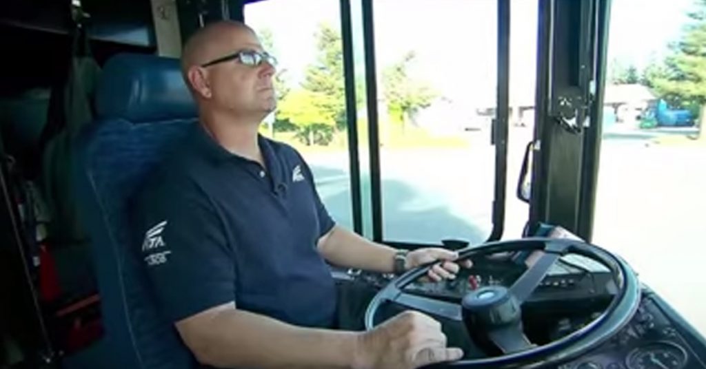 Bussjåføren reagerer når en mann og en gutt kommer på. Så ser han dette