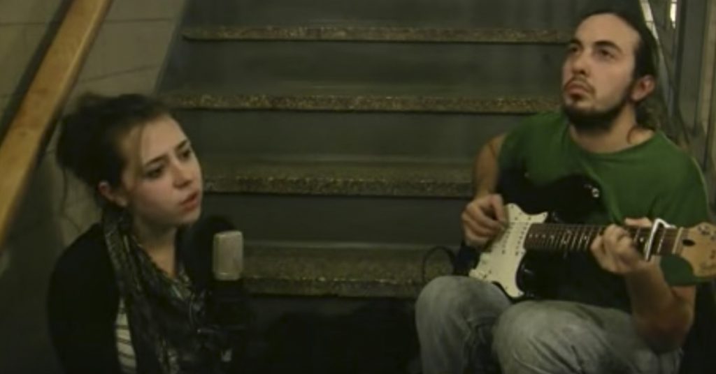 Han begynner å spille gitar i en trapp, men bare vent til jenta begynner å synge.