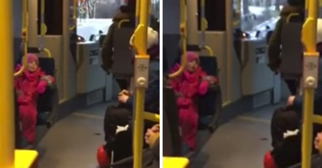 Jentungen begynner å synge på bussen. Da gjør bussjåføren noe uventet