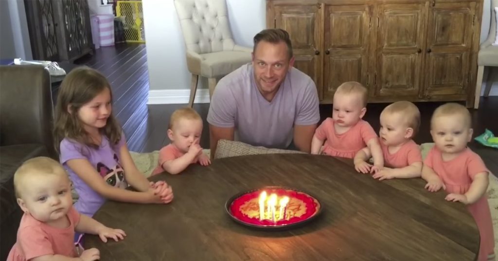 Faren skal blåse ut lysa, men følg godt med på hvordan babyene reagerer da
