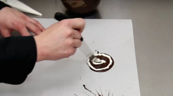 Kakepynten han lager her får gjestene til å gni seg i øynene. Enkelt, men genialt kaketriks!