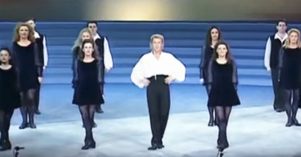 Følg med når han i midten begynner å danse