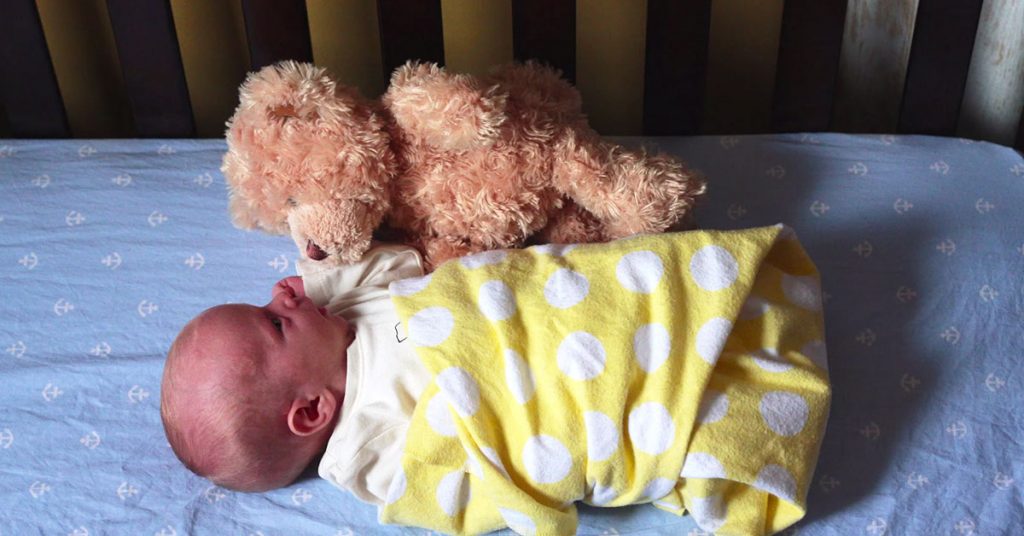 Her møter babyen og Teddy hverandre for aller første gang