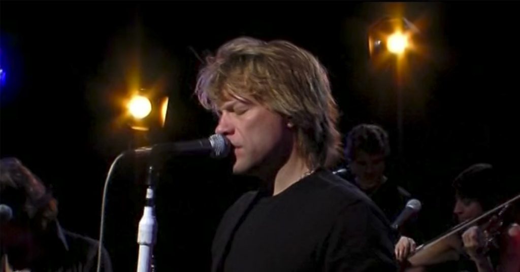 Bon Jovi begynner på «Hallelujah». Da vet ikke publikum hvor de skal gjøre av seg
