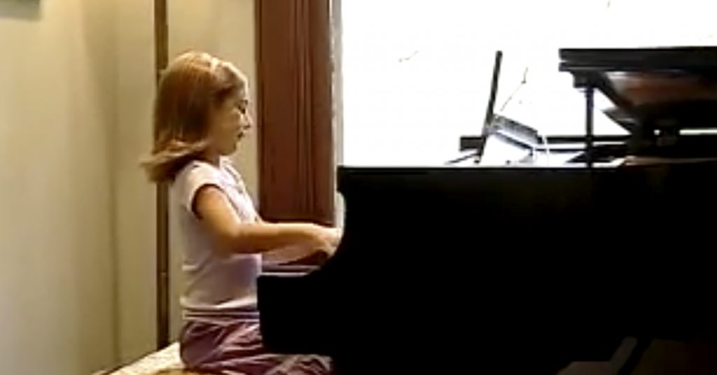 6-åringen har spilt piano siden hun var tre år gammel. Jeg ble målløs da hun spilte!