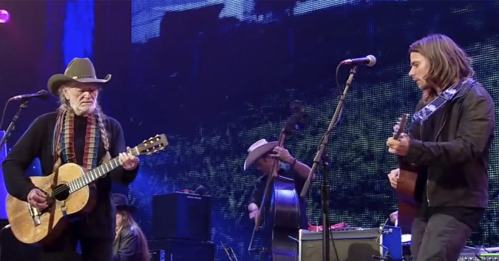 Publikum mistet nesten pusten da Willie Nelson og sønnen gjorde dette på scenen