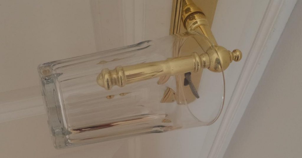 Derfor bør du sette glasset slik på dørhåndtaket